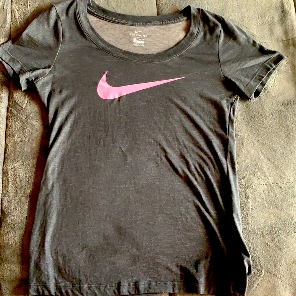 Like new! Nike tee.